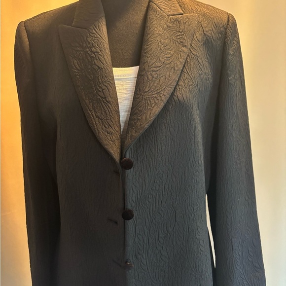 Elegant Black Textured Blazer - Picture 2 of 12